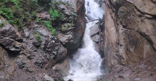 River Water Flowing on stones at Kheerganga Trek