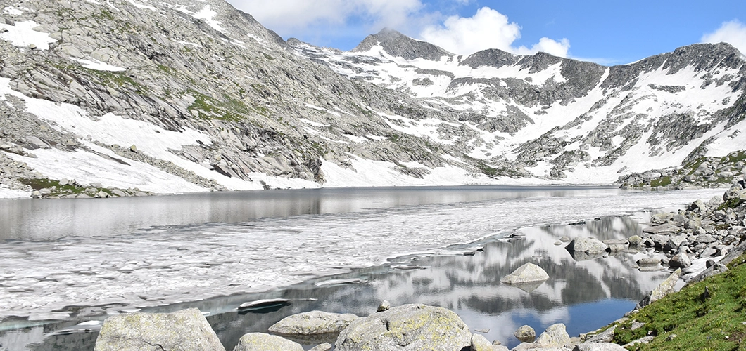 Kareri-Lake-Snowfall