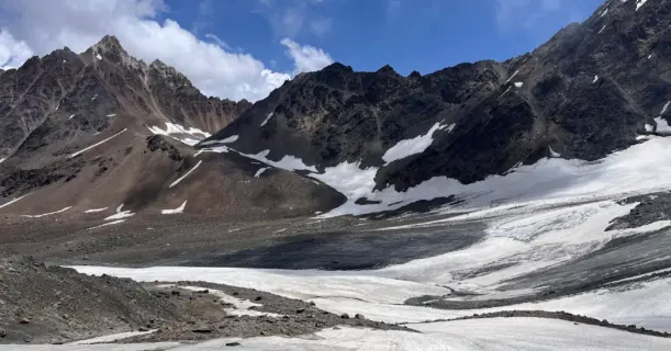 Snow and glacier terrain near Pin Bhaba Pass at 4,915 meters in Himachal Pradesh