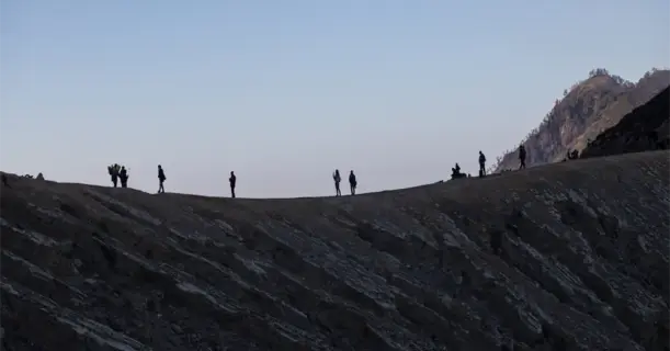 vecteezy_hiking-tourists-enjoying-the-sunrise-view-at-java-indonesia